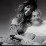 Meltem Yılmazkaya Instagram - Ben hala duyguların kapısında yatan küçük kız , hani diyorum yaradan bu aklı neden vermiş… Bu yaşıma kadar çektiğin her şeyim için minnetim sonsuz… Büyütmüş salmışsın hayata , küçük kızın çoğu zaman murada ermiş. Şükürlerim ve doğrularım çok olsun diye, öğrettiğin her şey her an önümde duruyor ve hayat bu , her şeyin en az bir doğrusu bir yanlışı oluyor… Doğruları seçip senin kızın olmak da en büyük gururum ve görevim hayatta Ayloşum… Sen, her şeyin açlığında tokluğunda, varlığında yokluğunda ,savaşında huzurunda en büyük yolum yoldaşım! İyi ki doğmuş benim anacım olmuşsun!!! ❤️ Seni her şeyden çok seviyorum!