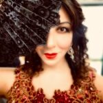 Meltem Yılmazkaya Instagram - Onun hayali bu hikayeyi seyirciyle paylaşmaktı , benim hayalim bir gün onunla çalışmak🙏🏻 Kurmacaya , oyuna , sinemaya kattığın şeylerin dışında , setteki üstün sabrın , nezaketin ve eşitliğin için kendi adıma çok teşekkürler caaanım @caganirmak1 🤍 Şimdi hikayeyle tanışma sırası sizde🍀 #yaratılan @netflix ‘te … İyi seyirler! @netflixturkiye @o3medya