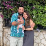Meltem Yılmazkaya Instagram - Birinci ay ve birinci yas… Sana karsi hissettiklerimin kelime karsiligi yok annecim… Ömrün saglikli olsun , uzun olsun! Bütün evlatlara bu dilegim🙏🏻 Ve biz sevgili , biraz perisan olduk evet☺️ Ama herkesten uzak bir yerde bas basa verip iyi kalktik altindan her seyin. Aferin bize☺️💕 👼🏻 #toprak