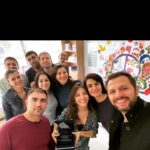 Meltem Yılmazkaya Instagram - “25 Kasım Kadına Yönelik Şiddetle Mücadele” günü kapsamında düzenlenen , aktivizm programlarından birinde daha atölyemi bitirdim. Dilerim katılan herkese şifa olmuştur! Bölgedeki 10. Yılım , hala aynı heyecanla ve gönüllü ruhla geliyorum seve seve! Sebebi sevgi olanın yolu derman oluyor🍀 Yıllardır mahrum bölgelerdeki kadınlar ve çocuklar için çalışan , mülteci kadınlar için birçok alanda mücadele eden güzel insanım @leylaonuryanar ve ekibi! Kalbim desteğim daima sizinle! Şikayete çok alışıp çözüm kısmına pek dokunmadığımız bir zamanda , kim hangi canlı için ne fayda sağlıyorsa , önce kendine sonra insanlığa fayda! Pek şükürle kapatıyorum geceyi❤️ "Bir mum, diğerini tutuşturmakla ışığından bir şey kaybetmez" #mevlana #mardin #turkey #arttherapy #volunteer