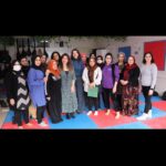 Meltem Yılmazkaya Instagram - “25 Kasım Kadına Yönelik Şiddetle Mücadele” günü kapsamında düzenlenen , aktivizm programlarından birinde daha atölyemi bitirdim. Dilerim katılan herkese şifa olmuştur! Bölgedeki 10. Yılım , hala aynı heyecanla ve gönüllü ruhla geliyorum seve seve! Sebebi sevgi olanın yolu derman oluyor🍀 Yıllardır mahrum bölgelerdeki kadınlar ve çocuklar için çalışan , mülteci kadınlar için birçok alanda mücadele eden güzel insanım @leylaonuryanar ve ekibi! Kalbim desteğim daima sizinle! Şikayete çok alışıp çözüm kısmına pek dokunmadığımız bir zamanda , kim hangi canlı için ne fayda sağlıyorsa , önce kendine sonra insanlığa fayda! Pek şükürle kapatıyorum geceyi❤️ "Bir mum, diğerini tutuşturmakla ışığından bir şey kaybetmez" #mevlana #mardin #turkey #arttherapy #volunteer