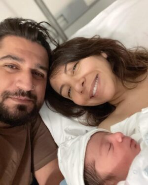 Meltem Yılmazkaya Instagram - Bu yaşın en güzel hediyesi sizdiniz yakışıklılarım 🥰 27 Mayıs , bir puset , iki sevgili , hastaneye dönen taksinin tekerleği :) @kadirdogann  Elleriniz elimden ayrı olmasın🤍 Birkaç fotoğraf özeti , hatıra kalsın… Sonra ben sonra insanlarım , sonra ne ekersen onu biçersin dengesi! Varlığını her zaman hissettiren dostlarım , canlarım siz de hiç eksik olmayın🤍