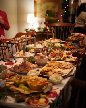 Meredith Hagner Instagram - ❤️snippets from the merriest night ❤️ @alexjay 📷@chefmelissaeastman 🍗🥗