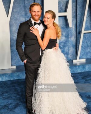 Meredith Hagner Instagram - what an incredible night.Thank you @vanityfair and to the beautiful fun wizards who made me feel so special @ecduzit @lizlash @kikihaircutter @moniquelhuillier @chaviv_hair