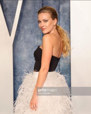 Meredith Hagner Instagram - what an incredible night.Thank you @vanityfair and to the beautiful fun wizards who made me feel so special @ecduzit @lizlash @kikihaircutter @moniquelhuillier @chaviv_hair