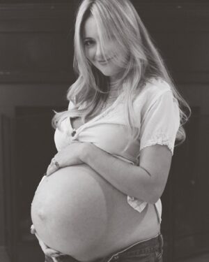 Meredith Hagner Instagram - 💙so excited to share we have another little boy coming in Feb. deeply,deeply grateful 💙📷 @stella.chyun