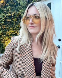 Actress Meredith Hagner HD Instagram Photos and Wallpapers April 2022