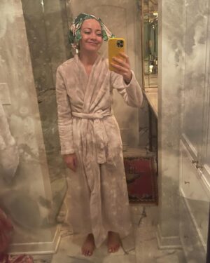 Meredith Hagner Instagram - both of me have IBS @ecduzit @nue_studio  @larroude