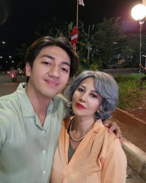 Meriam Bellina Instagram - Working laughing dan capek bersama dalam sinetron Tajwid Cinta❤️🙏🤗👍
#semogaberkah#soblessed #dibawahappy