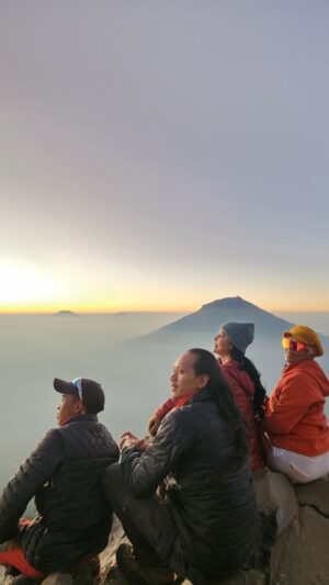 Meriam Bellina Instagram - Gunung Sindoro
3135 mdpl
18 September 2023
.
.
@bellinamer 
@yonde_shinoby 
@salimlerengdieng 
.
.