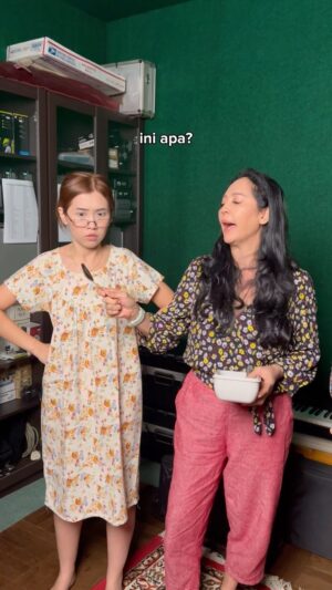 Meriam Bellina Instagram - Cik ShinTing vs Tante Usman 🥄⛏️
Song : Pasrah Kepada Kehendakmu by @bellinamer

Cr : @edeniaaaaa