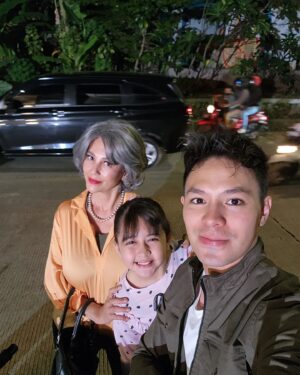 Meriam Bellina Instagram - Working laughing dan capek bersama dalam sinetron Tajwid Cinta❤️🙏🤗👍
#semogaberkah#soblessed #dibawahappy