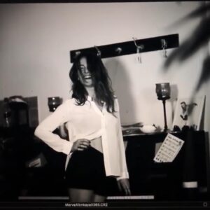 Merve Altınkaya Instagram - ne zamandır görüşmüyomuşuz burda nasılsınız?;)🤍 #saturday #flu #black&white