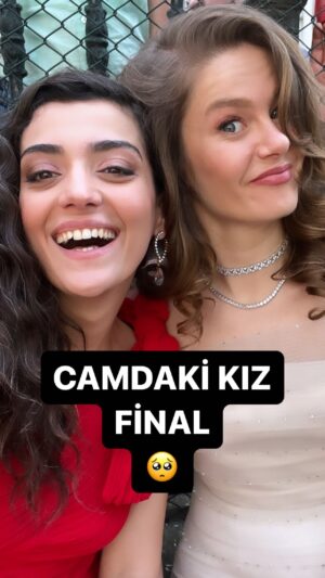 Merve Polat Instagram - CAMDAKİ KIZ FİNAL🥺 3 Sezon boyunca şahane bir hikayenin içindeydim. Rüya gibi ..Bana BİLLUR ‘u emanet eden @ogm.pictures ve Canım yönetmenlerim @nadimguc e @muratkerasus ‘a , Camdaki Kız’ı yaratan tüm teknik ekip,kostüm,sanat,prodüksiyon,saç makyaj ve üstümüzde emeği sohbeti olan tüm kadroya , Yazarımız @sedaltayliturgutlu ve ekibine ,bana her set gününü oyunculuğun yanısıra insanlık dersi niteliğinde yaşatan yetenek abidesi oyuncu kadrosuna kalbimden taşan tüm sevgi ve minnetle teşekkür ederim. Yolunuzdan ışık ve bereket eksik olmasın⭐️ #camdakikız #camdakikızfinal 
@ogm.pictures @camdakikiz @kanald @nadimguc @burcubiricik @nursurerofficial @serif_erol @sanataevet @devrimyakut @ceyhancihangir @enisarikan @feyyazserifoglu @selmaergecofficial @tgrltlk @feryguler @hamza_yazici @nihalmenzil @hivdazizanalp @abarisbasar @alyaofficial