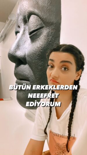 Merve Polat Instagram - KREŞTE KIZLAR Vs ERKEKLER 😂KİME YOLLAYACAĞINI BİLİYORSUNDUR SEEEN✈️ 
Beyler seviyoruz sizi yanlış anlaşılma olmasın🤪Azcık gülelim dedik

#mügeanlı #mügeanlıiletatlısert