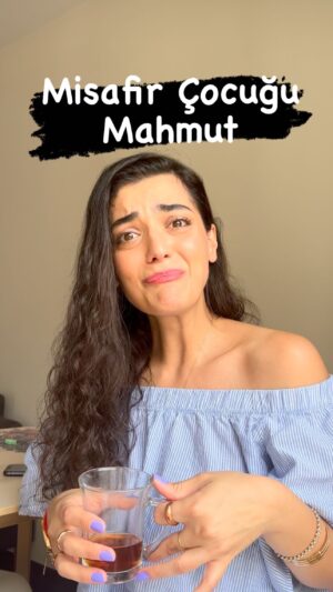 Merve Polat Instagram - MİSAFİR ÇOCUĞU MAHMUT😂Anneler baş tacıdır😇 
Tüm Mahmutları ve Anneleri etiketle.Misafirden bıkan arkadaşına ve yeni nesil annelere yolla😂 @kadir_ezildi sen bu ülkenin içsesisin😂😂😂 #kadirezildi #temizlik @eseryenenler