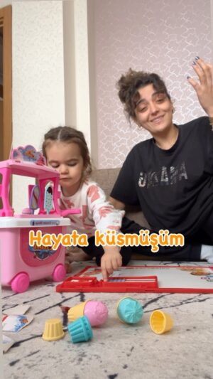 Merve Polat Instagram - ÇİLEKEŞ ANALARA GÖNDERMELİK 🥹😂🥲 
Yardımcı oyuncu yeğenime 🧿🧿🧿

#mom #anne