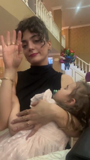 Merve Polat Instagram - Çocuğu teyzeye kitleyen tüm annelere😂 @iltermelikee @mubiko_poo 
ANNELER GÜNÜNÜZ KUTLU OLSUN🌸
Videoyu teyzelere yolluyoruz🤌🏽

#annelergünü
