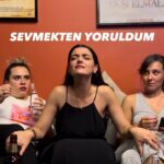 Merve Polat Instagram - SEVMEKTEN YORULANLARA ve SEVİLMEK İSTEYENLERE YOLLA 😂😂😂 @niluferfrfr @ladymalumat @bkmmutfakcomedyclub GIRLZNIGHTOUT kulis muhabbetleri #sevgi #yıldıztilbe #love #aşk #cumartesi #cumartesigecesi #kizkiza #comedy #relationships #ilişkiler #relationshipgoals