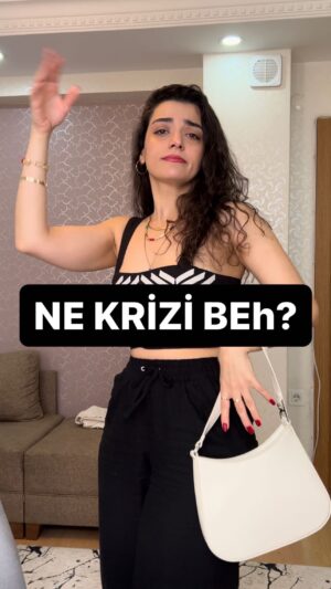 Merve Polat Instagram - EVE HER GÜN KARGO GELİNCE EVDEKİLERE BENİM AÇIKLAMA 😂😂
Sen kime göndereceğini biliyorsun👉🏼
#nekrizibe