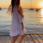 Merve Sevi Instagram - Ben ve benim Hayatım,isteklerim,sevdiklerim,olmasını istediğim bir dizi olaylar döngüsü “akışta kal” o iş öyle değil işte :) Kendinizi merkeze koydugunuz zaman yanınızda az insan kalır Çünkü onlarda kendi merkezlerini bulmuş sağlıklı iletişim kurabilen insanlardır Benim hayatım kendini geliştirmekle hep meşgul ve açık-net ilişki kurabilen insanlarla çevrili Günün sonunda bakınca mutluyum çok sebebim var sevgimi paylaşmak için 🧿 Elbise: @whitebynature_wbn (İçimden geldi böyle size bir içimi dökeyim dedim uzun uzun yazanları genelde okumam ama siz okuyun) 😁
