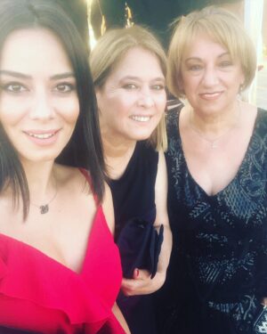 Merve Sevi Instagram - Seninle paylaşmak istediğim daha çok anı var. 🤍 
 Anneler gününüz ballı olsun🌸