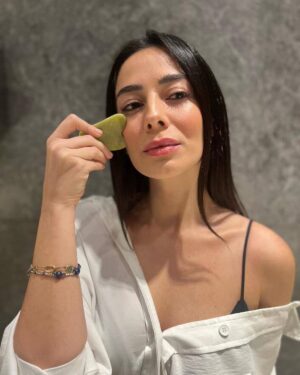 Merve Sevi Instagram - 2023'e en mutlu şekilde geçirmeniz için sizlere birbirinden harika hediyeler hazırladık.🎁

*5 Şanslı takipçimize istediği ürünü hediye ediyoruz. 
*Çekilişe katılıp bu hediyelerden birini kazanabilmeniz için yapmanız gereken tek şey bu fotoğrafın altına en az 2 arkadaşınızı etiketlemek, fotoğrafı beğenmek ve @seaymarket hesabını takip etmek!

Kazanan takipçiler 18 Ocak’ta açıklanacak.!! 🥳🥳