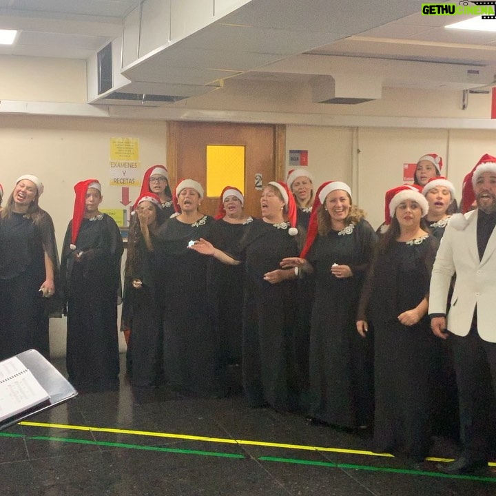 Mey Santamaría Instagram - Voces angelicales que traen alivio y esperanza en esta navidad a los niños y padres del Hospital Luis Calvo Mackenna Benditos sean todos los amigos del @corodeltabernaculo 🙌🏽💞#sentidodenavidad #amordelbueno #niños #navidadconsentido