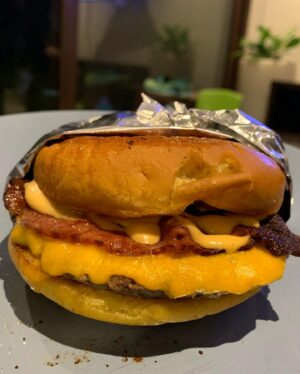 Mey Santamaría Instagram - Cuando te ofrecen cocinar y piden refuerzos a @mrdely.cl 👏🏼👏🏼👏🏼 Exquisitas hamburguesas!!!! Se pasaron 👏🏼👏🏼👏🏼👏🏼 Se nota el entusiasmo en la foto de @philiptimmermann o no? 🙈🤣😂🤣😂🤣😂#elquesabeloqueesbueno
#buendato #cocinaelmaridohoy #ricahamburguesa #amordelbueno