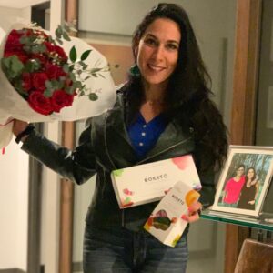 Mey Santamaría Instagram - Adoro las lindas sorpresas de mi guapo marido @philiptimmermann 💞😍🥰 Cuando no esperas nada después de un día agitado y llegan con lo que más disfrutas! Bellas rosas 🌹 y el mejor chocolate de autor del mundo! @boketoconfiteriacl 🙏 #sorpresa #cumpleaños #cuandosabenloquetegusta