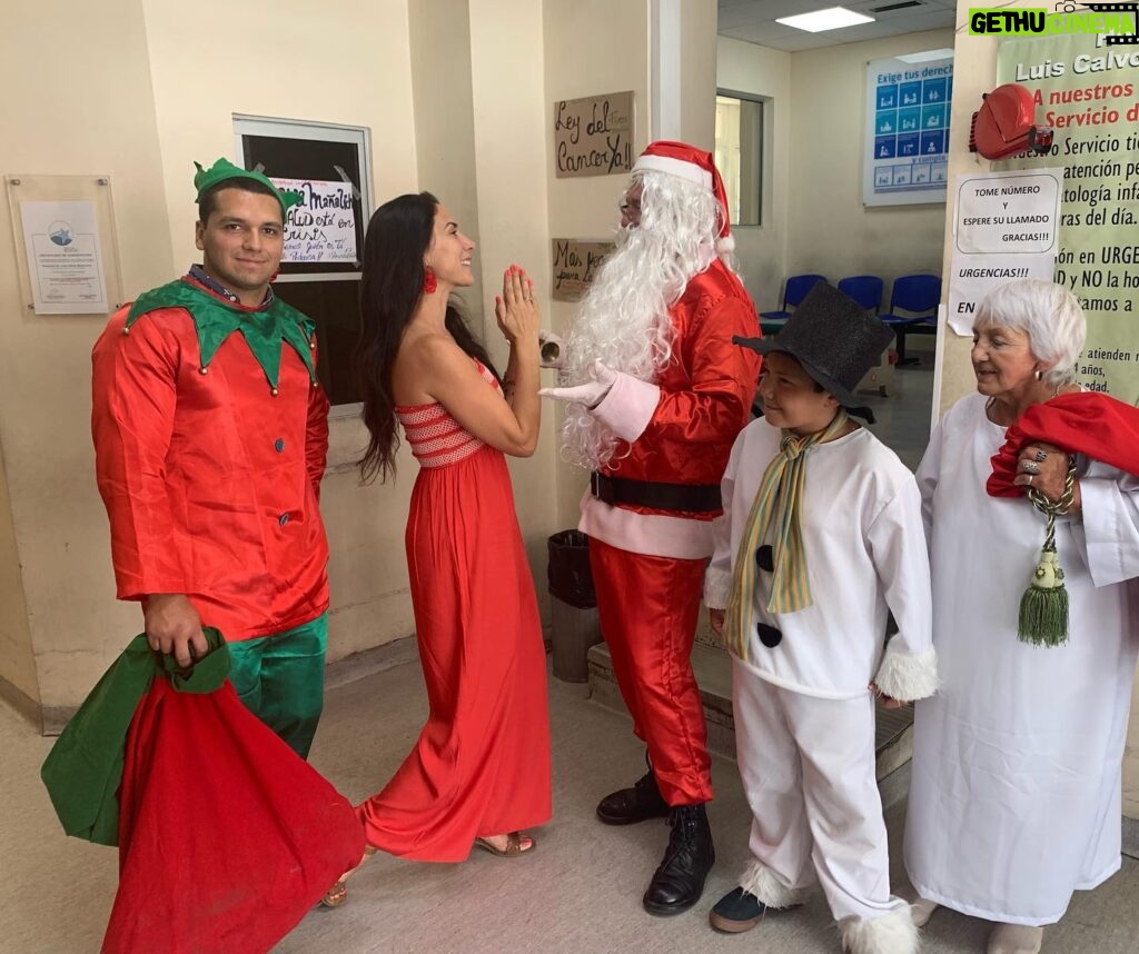 Mey Santamaría Instagram - Ya es una tradición La foto agradeciéndole al #viejopascuero su presencia en el Hospital Luis Calvo Mackenna a pesar del calor! Y también quiero agradecer a mis amigos de #sentidanavidad @fransepulv @quinocasarino Mariana etc, por llevar 23 años haciendo felices a los niños e invitarme a ser parte de este día tan especial hace ya varios años. Mi alma se siente tranquila después de escuchar el #corotabernaculodecristo Gracias a todos los voluntarios y auspiciadores que la hacen posible 🙌🏽💞 Bendiciones y MUY FELIZ NAVIDAD tengan todos en familia🙏 #sentidanavidad #navidadparatodos #amordelbueno #niñosdechile