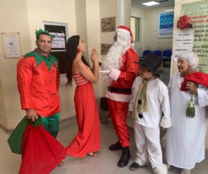 Mey Santamaría Instagram - Ya es una tradición La foto agradeciéndole al #viejopascuero su presencia en el Hospital Luis Calvo Mackenna a pesar del calor! Y también quiero agradecer a mis amigos de #sentidanavidad @fransepulv @quinocasarino Mariana etc, por llevar 23 años haciendo felices a los niños e invitarme a ser parte de este día tan especial hace ya varios años. Mi alma se siente tranquila después de escuchar el #corotabernaculodecristo Gracias a todos los voluntarios y auspiciadores que la hacen posible 🙌🏽💞 Bendiciones  y MUY FELIZ NAVIDAD tengan todos en familia🙏 #sentidanavidad #navidadparatodos #amordelbueno #niñosdechile