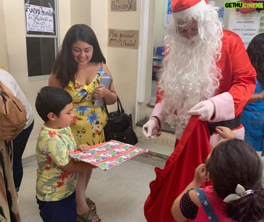 Mey Santamaría Instagram - Ya es una tradición La foto agradeciéndole al #viejopascuero su presencia en el Hospital Luis Calvo Mackenna a pesar del calor! Y también quiero agradecer a mis amigos de #sentidanavidad @fransepulv @quinocasarino Mariana etc, por llevar 23 años haciendo felices a los niños e invitarme a ser parte de este día tan especial hace ya varios años. Mi alma se siente tranquila después de escuchar el #corotabernaculodecristo Gracias a todos los voluntarios y auspiciadores que la hacen posible 🙌🏽💞 Bendiciones y MUY FELIZ NAVIDAD tengan todos en familia🙏 #sentidanavidad #navidadparatodos #amordelbueno #niñosdechile