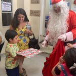 Mey Santamaría Instagram – Ya es una tradición La foto agradeciéndole al #viejopascuero su presencia en el Hospital Luis Calvo Mackenna a pesar del calor! Y también quiero agradecer a mis amigos de #sentidanavidad @fransepulv @quinocasarino Mariana etc, por llevar 23 años haciendo felices a los niños e invitarme a ser parte de este día tan especial hace ya varios años. Mi alma se siente tranquila después de escuchar el #corotabernaculodecristo Gracias a todos los voluntarios y auspiciadores que la hacen posible 🙌🏽💞 Bendiciones  y MUY FELIZ NAVIDAD tengan todos en familia🙏 #sentidanavidad #navidadparatodos #amordelbueno #niñosdechile