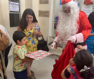 Mey Santamaría Instagram - Ya es una tradición La foto agradeciéndole al #viejopascuero su presencia en el Hospital Luis Calvo Mackenna a pesar del calor! Y también quiero agradecer a mis amigos de #sentidanavidad @fransepulv @quinocasarino Mariana etc, por llevar 23 años haciendo felices a los niños e invitarme a ser parte de este día tan especial hace ya varios años. Mi alma se siente tranquila después de escuchar el #corotabernaculodecristo Gracias a todos los voluntarios y auspiciadores que la hacen posible 🙌🏽💞 Bendiciones  y MUY FELIZ NAVIDAD tengan todos en familia🙏 #sentidanavidad #navidadparatodos #amordelbueno #niñosdechile