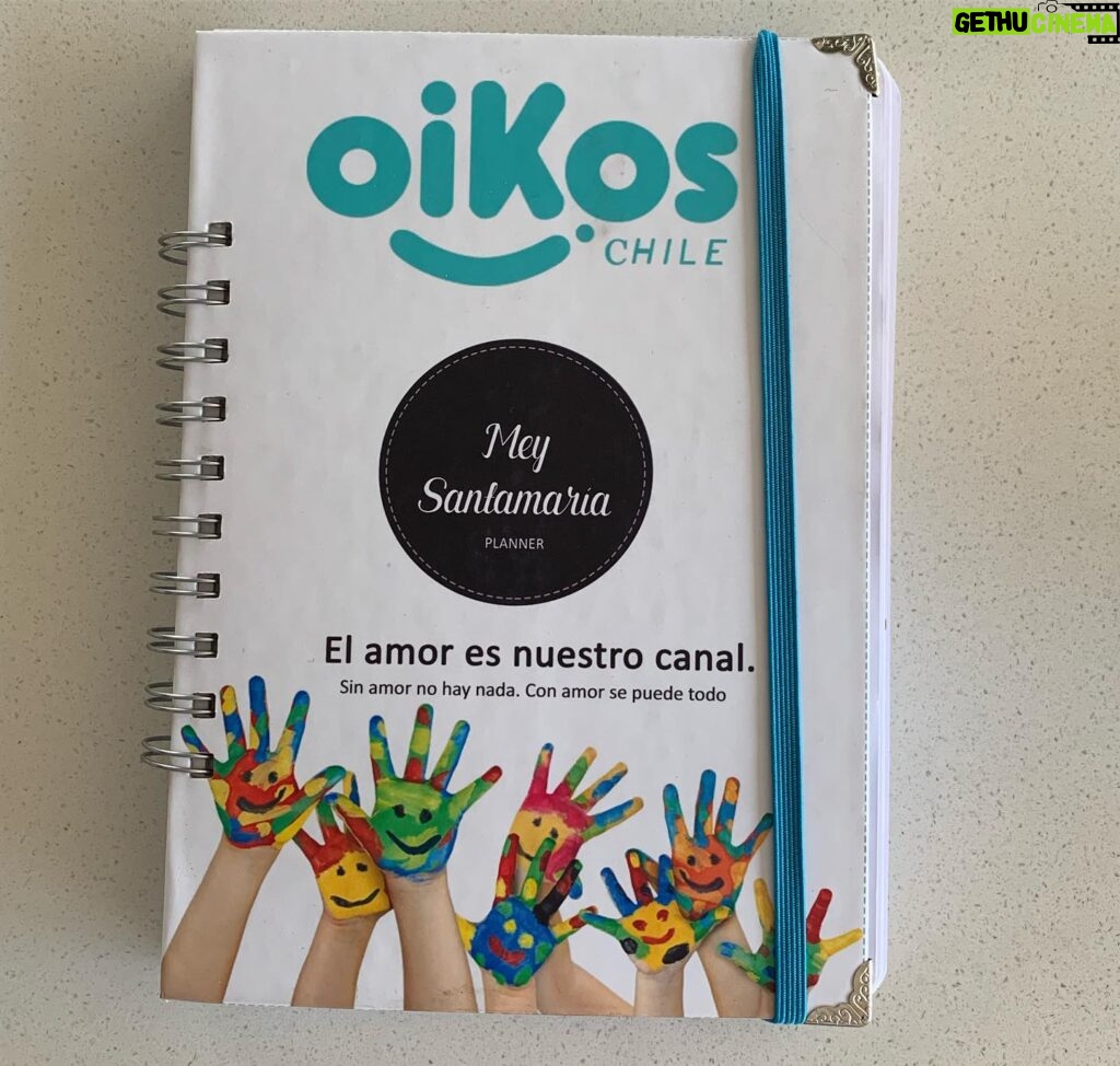 Mey Santamaría Instagram - Agenda personalizada de @oikoschile.ong ✨Este sin duda debe ser de los regalos con más sentido que me han dado en la vida! 😍 Gracias @alvarezrdaniela 🥰 por ser una amiga incondicional 👩‍❤️‍👩 y tan detallista!!! Amo y adoro los detalles💞feliz si me cuentan de los suyos. 😜#detalles #yosoyoikoschile #regaloperfecto #amigaincondicional #regalodecumpleaños