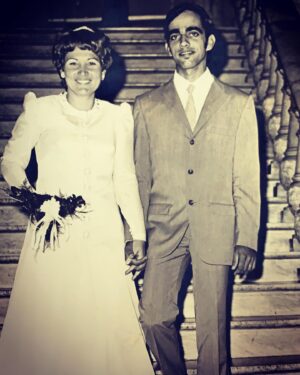 Mey Santamaría Instagram - Hoy quiero honrar a mis padres! Porque los cumpleaños desde que soy madre, entendí que también son muy importantes para ellos👨‍👨‍👧. Quiero agradecer a mi viejo donde quiera que esté 🙏🙌🏽 💓y a mi hermosa madre 🤱🏻@sobeidagongora 🥰😍 por traerme desde su amor a esta vida, por los valores enseñados, por los errores cometidos, por sus caminos andados, sus grandes enseñanzas y su ejemplo! Porque hoy soy quien soy, gracias a la suma de todo su amor! GRACIAS 💞 Feliz cumpleaños para ustedes también @tutiiescudero y #Ambaramada y a todos los que cumplen años hoy!!!🙏🙌🏽💞🎂 #cumpleaños #padres #gracias #amigos