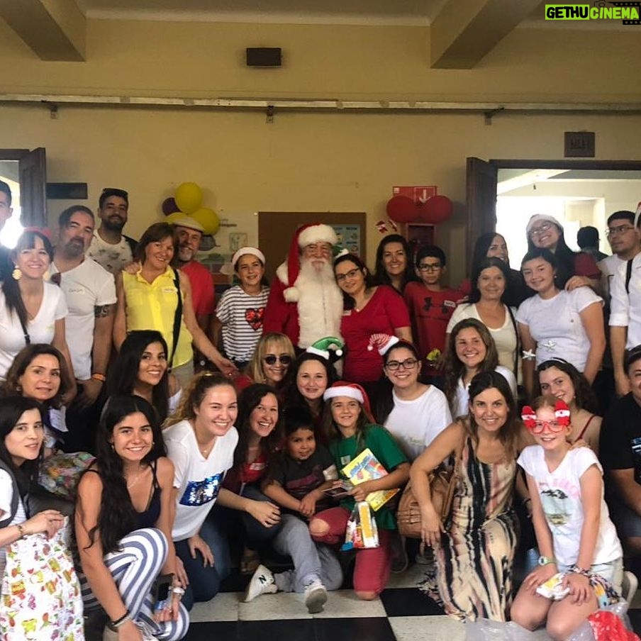 Mey Santamaría Instagram - Ya es una tradición La foto agradeciéndole al #viejopascuero su presencia en el Hospital Luis Calvo Mackenna a pesar del calor! Y también quiero agradecer a mis amigos de #sentidanavidad @fransepulv @quinocasarino Mariana etc, por llevar 23 años haciendo felices a los niños e invitarme a ser parte de este día tan especial hace ya varios años. Mi alma se siente tranquila después de escuchar el #corotabernaculodecristo Gracias a todos los voluntarios y auspiciadores que la hacen posible 🙌🏽💞 Bendiciones y MUY FELIZ NAVIDAD tengan todos en familia🙏 #sentidanavidad #navidadparatodos #amordelbueno #niñosdechile