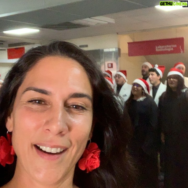 Mey Santamaría Instagram - Ya es una tradición La foto agradeciéndole al #viejopascuero su presencia en el Hospital Luis Calvo Mackenna a pesar del calor! Y también quiero agradecer a mis amigos de #sentidanavidad @fransepulv @quinocasarino Mariana etc, por llevar 23 años haciendo felices a los niños e invitarme a ser parte de este día tan especial hace ya varios años. Mi alma se siente tranquila después de escuchar el #corotabernaculodecristo Gracias a todos los voluntarios y auspiciadores que la hacen posible 🙌🏽💞 Bendiciones y MUY FELIZ NAVIDAD tengan todos en familia🙏 #sentidanavidad #navidadparatodos #amordelbueno #niñosdechile