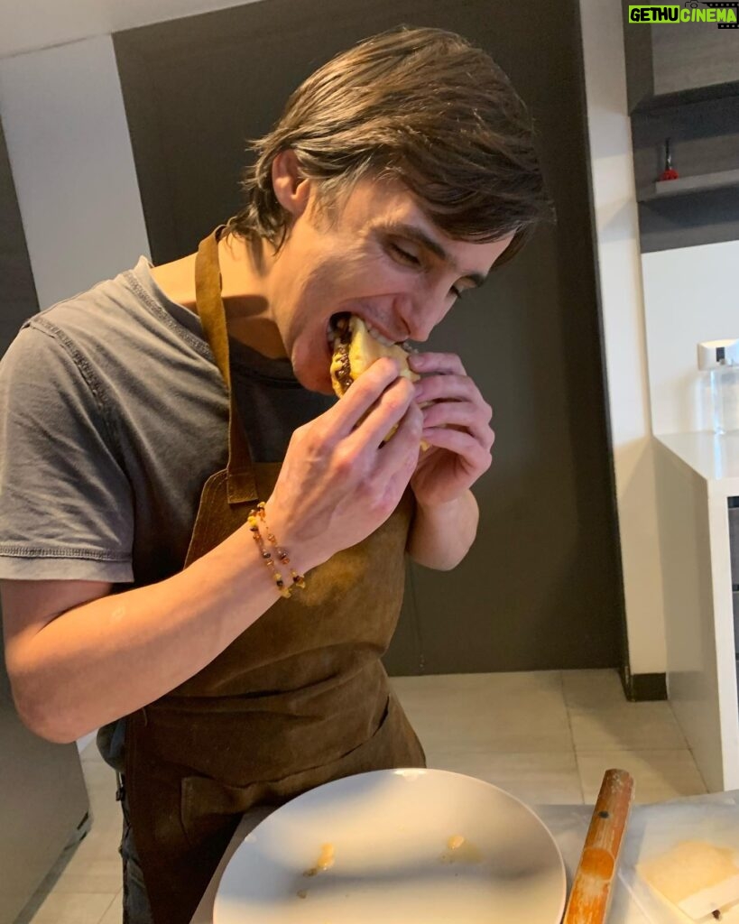 Mey Santamaría Instagram - Cuando te ofrecen cocinar y piden refuerzos a @mrdely.cl 👏🏼👏🏼👏🏼 Exquisitas hamburguesas!!!! Se pasaron 👏🏼👏🏼👏🏼👏🏼 Se nota el entusiasmo en la foto de @philiptimmermann o no? 🙈🤣😂🤣😂🤣😂#elquesabeloqueesbueno #buendato #cocinaelmaridohoy #ricahamburguesa #amordelbueno