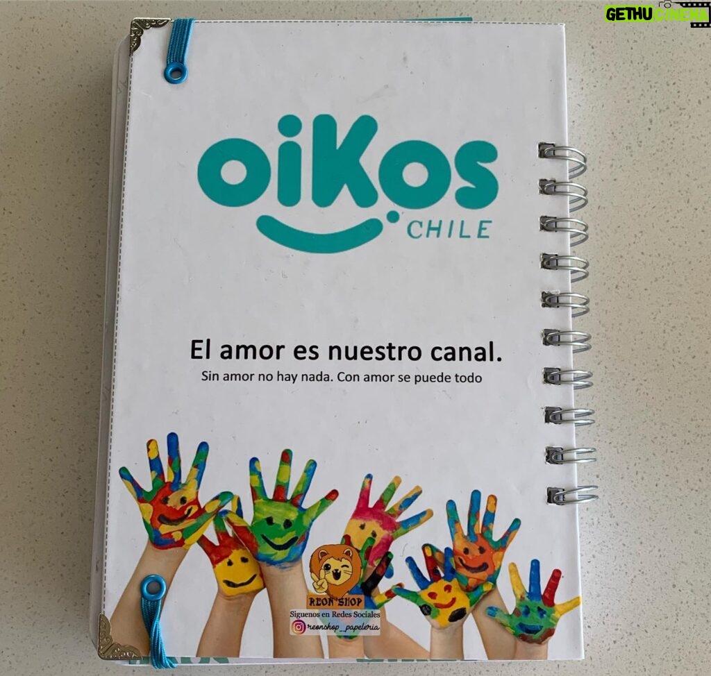 Mey Santamaría Instagram - Agenda personalizada de @oikoschile.ong ✨Este sin duda debe ser de los regalos con más sentido que me han dado en la vida! 😍 Gracias @alvarezrdaniela 🥰 por ser una amiga incondicional 👩‍❤️‍👩 y tan detallista!!! Amo y adoro los detalles💞feliz si me cuentan de los suyos. 😜#detalles #yosoyoikoschile #regaloperfecto #amigaincondicional #regalodecumpleaños