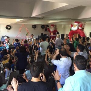 Mey Santamaría Instagram - Ya es una tradición La foto agradeciéndole al #viejopascuero su presencia en el Hospital Luis Calvo Mackenna a pesar del calor! Y también quiero agradecer a mis amigos de #sentidanavidad @fransepulv @quinocasarino Mariana etc, por llevar 23 años haciendo felices a los niños e invitarme a ser parte de este día tan especial hace ya varios años. Mi alma se siente tranquila después de escuchar el #corotabernaculodecristo Gracias a todos los voluntarios y auspiciadores que la hacen posible 🙌🏽💞 Bendiciones  y MUY FELIZ NAVIDAD tengan todos en familia🙏 #sentidanavidad #navidadparatodos #amordelbueno #niñosdechile