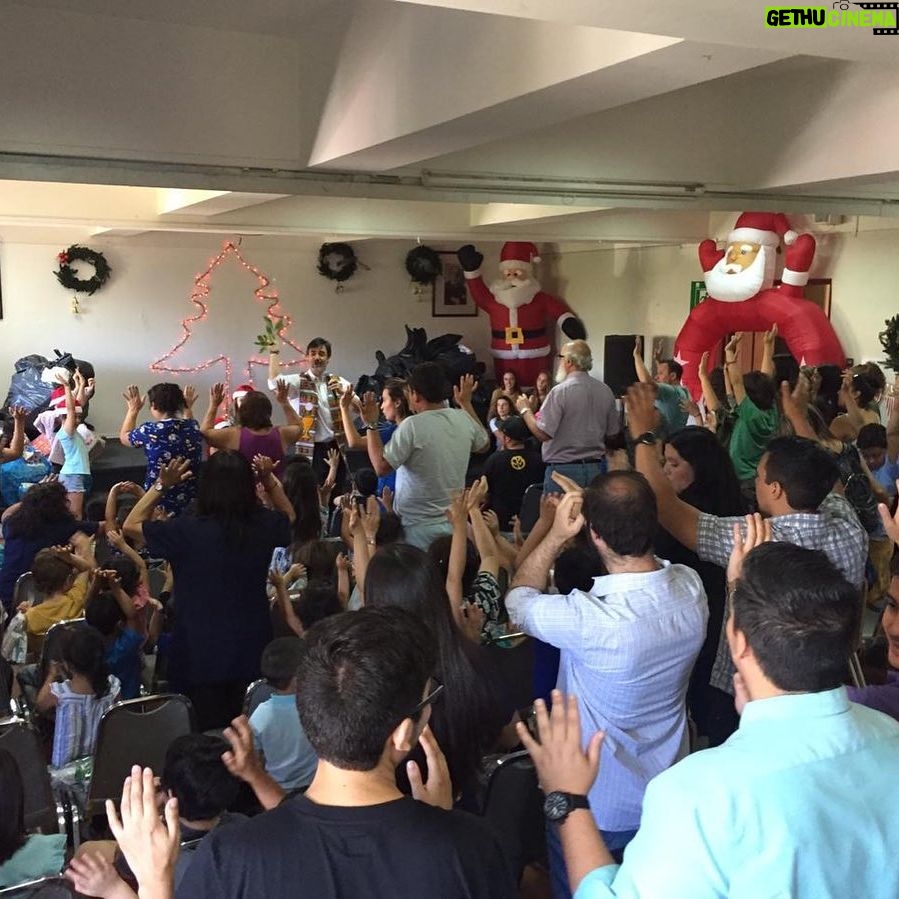 Mey Santamaría Instagram - Ya es una tradición La foto agradeciéndole al #viejopascuero su presencia en el Hospital Luis Calvo Mackenna a pesar del calor! Y también quiero agradecer a mis amigos de #sentidanavidad @fransepulv @quinocasarino Mariana etc, por llevar 23 años haciendo felices a los niños e invitarme a ser parte de este día tan especial hace ya varios años. Mi alma se siente tranquila después de escuchar el #corotabernaculodecristo Gracias a todos los voluntarios y auspiciadores que la hacen posible 🙌🏽💞 Bendiciones y MUY FELIZ NAVIDAD tengan todos en familia🙏 #sentidanavidad #navidadparatodos #amordelbueno #niñosdechile