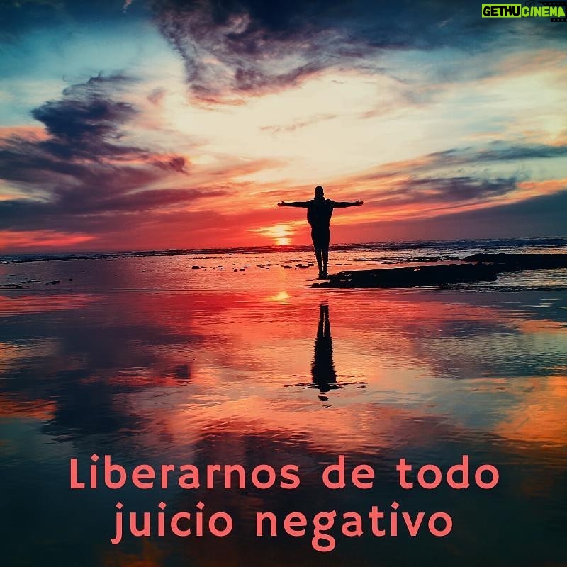 Mey Santamaría Instagram - LIBERARNOS DE TODO JUICIO NEGATIVO Juzgar es tener la pretensión de saber la intención del otro. Juzgar es interpretar las acciones del otro por el lado negativo, o incluso, creer y difundir murmuraciones proferidas por otras personas. El juicio destruye la imagen del otro dentro de nosotros. Incluso cuando el hermano se equivoca, no nos corresponde juzgarlo y condenarlo. Sin embargo a veces debemos amonestar o presentar una queja, pero recordando que todos nosotros somos vulnerables y estamos sujetos al error, y el mismo juicio puede caer sobre nosotros. Debemos reemplazar el juicio por la misericordia que justifica al otro en nuestros corazones. En el mundo de hoy tenemos tantos miedos, tanta desconfianza, que nos olvidamos de amar. Amemos más allá de las apariencias, esto nos pone a nosotros y a los demás delante de nuestra conciencia. Liberémonos de todo juicio negativo, para vernos unos a otros como Dios nos ve. Abrazos, Apolonio Carvalho Nascimento apoloniocnn@gmail.com