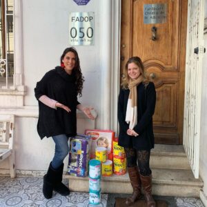 Mey Santamaría Instagram - Cuando el amor es lo que nos mueve💞, siempre podemos DAR más! 💪🏽Y esto es lo que demuestra @fundacionfadop al cuadrarse con @oikoschile.ong con esta donación de leche y pañales XXG que tanto nos urge para nuestros niños. Gracias infinitas 🙌🏽💕y mi admiración profunda por estar siempre cuidando de los niños👫🤱🏻 más vulnerados. @fundacionfadop necesita familias de acogida 👨‍👩‍👧‍👦urgente! Que esperas tu para dar amor? 🙏Súmate! 💪🏽 Chaleco de @tiendazoi 🧶 #amordelbueno #yosoyoikos #donacionconamor #fundacionchilenadeadopcion #familiasdeacogida #generosidad #amor