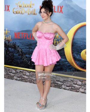 Mia Sinclair Jenness Instagram - got to live my fairy princess “ever” fantasy at the world premiere for the school for good and evil 💝👼🏻 @sophiaannecaruso and @sofiawylie were absolutely enchanting 💋