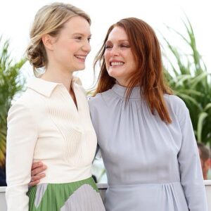 Mia Wasikowska Instagram - These two ❤️❤️ plus congrats to Ms. Moore for winning best actress in Cannes!!! #miawasikowska #juliannemoore #mapstothestars