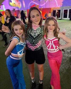 Mia Allan Instagram - NOW & THEN ➡️➡️➡️

Loved seeing our @singleparentstv buddies again! @devintrey08 you were missed💕

#twins #twinsofinstagram #theallantwins #love #beautiful #photooftheday #photography #photo #skincare #skincareroutine #fashion #fashionblogger #fashionstyle #actor #actress #actorslife #actors #ella #mia #ellaallan #miaallan #loudhouseliveactionseries #loudhouse #nickelodeon #paramount #lola #lana #janethevirgin #jane #janethevirginedit