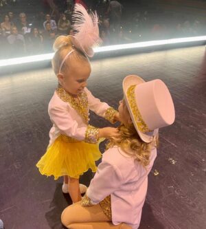 Mia Allan Instagram - It’s the 84th annual Royal Woods Kids have Talent Show 🎉 

More photos to come 😘😘

#twins #twinsofinstagram #theallantwins #love #beautiful #photooftheday #photography #photo #skincare #skincareroutine #fashion #fashionblogger #fashionstyle #actor #actress #actorslife #actors #ella #mia #ellaallan #miaallan #loudhouseliveactionseries #loudhouse #nickelodeon #paramount #lola #lana #janethevirgin #jane #janethevirginedit