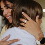 Mia Rose Instagram - Dia da Mãe a chegar e, tal como o amor de mãe, uma jóia também é para sempre 🤍 E se quiserem um presente intemporal para celebrarem o próximo o domingo, podem encontrar a coleção #UnikeByMiaRose no site da @unike_jewellery e em vários pontos de venda pelo país 💍 Deixo o link da coleção nos stories e o vídeo que fiz com as técnicas para saberem o tamanho de anel perfeito sem saírem de casa ✨ Fica a dica! #MothersDay #DiaDaMae